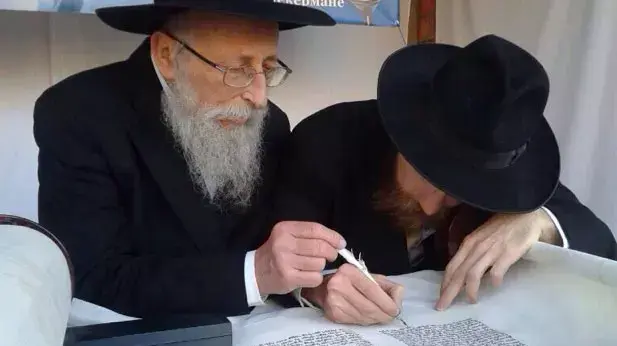יהודים חוגגים בבית כנסת בלב המהומות באוקראינה יהודים חוגגים בבית כנסת בלב המהומות באוקראינה