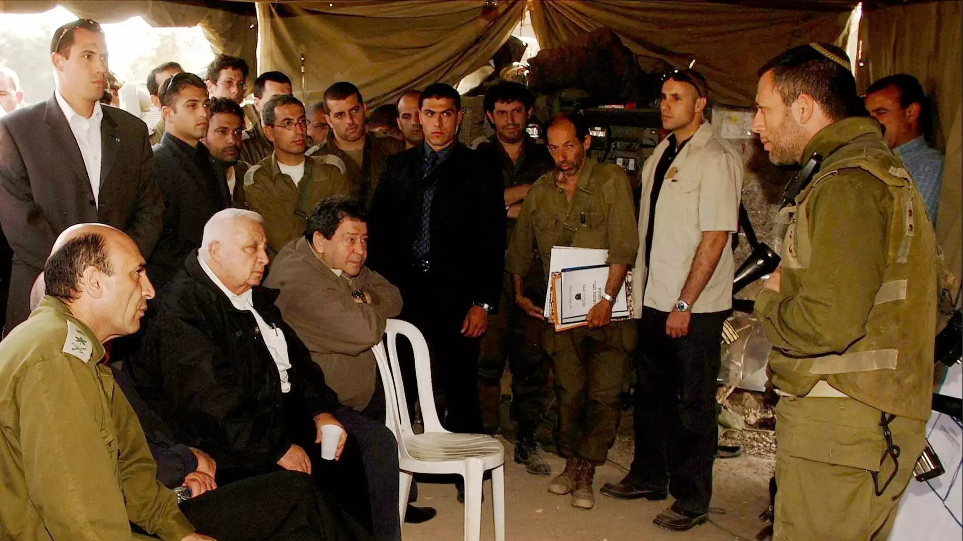 שר הביטחון בנימין בן אליעזר, ראש הממשלה אריאל שרון והרמטכ"ל שאול מופז בימי מבצע חומת מגן. שר הביטחון בנימין בן אליעזר, ראש הממשלה אריאל שרון והרמטכ"ל שאול מופז בימי מבצע חומת מגן.