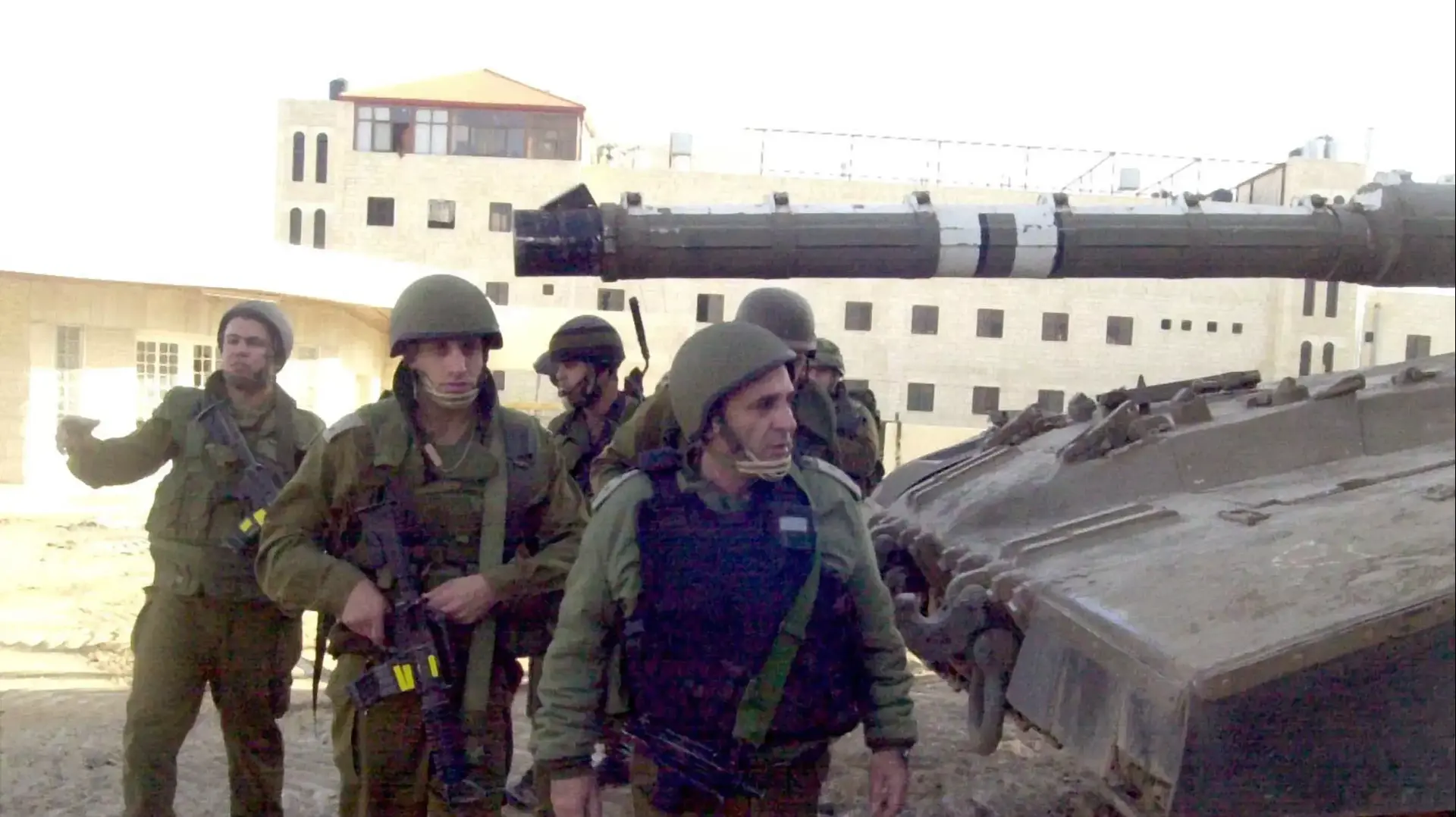 הרמטכ"ל שאול מופז בימי מבצע חומת מגן. הרמטכ"ל שאול מופז בימי מבצע חומת מגן.