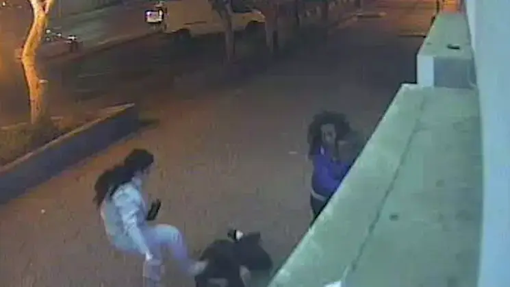 תיעוד: צעירים תוקפים אדם הלוקה בשכלו