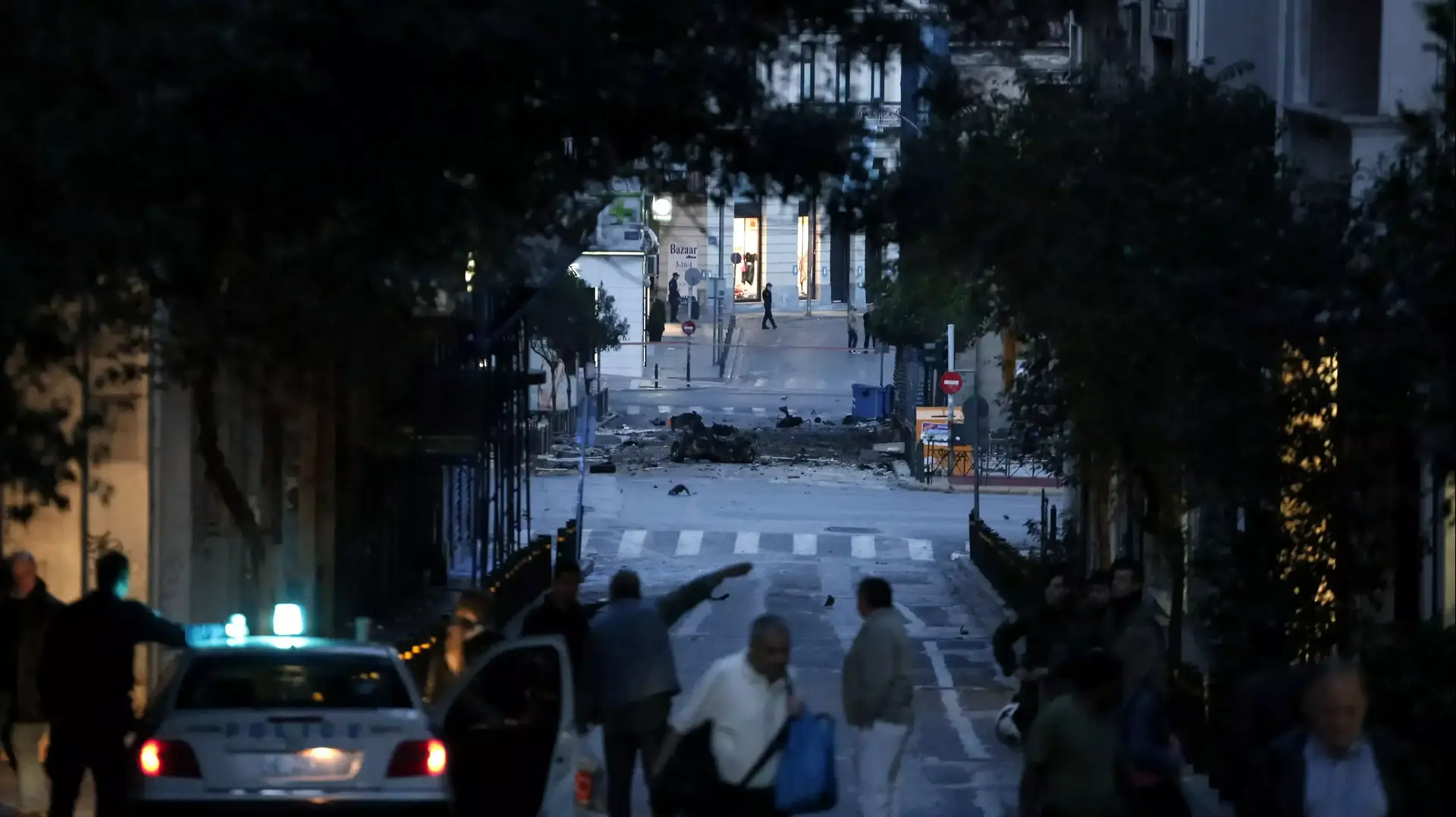 זירת פיצוץ מכונית תופת מחוץ לבנק יוון, אתונה, אפריל 2014 זירת פיצוץ מכונית תופת מחוץ לבנק יוון, אתונה, אפריל 2014