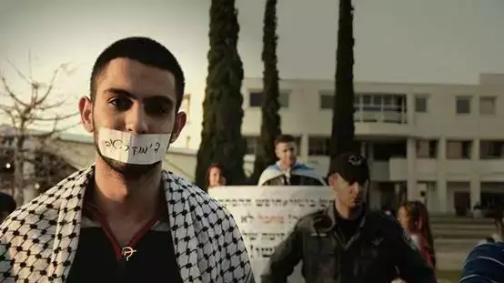 אחמד טאהא, חבר בתא חד"ש, בזמן ההפגנה נגד החלטת אוניברסיטת תל אביב אחמד טאהא, חבר בתא חד"ש, בזמן ההפגנה נגד החלטת אוניברסיטת תל אביב