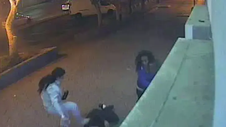 תיעוד: צעירים תוקפים אדם הלוקה בנפשו