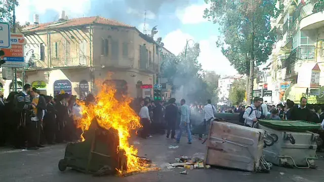 מאות חרדים מפגינים בירושלים נגד מעצרו של חרדי שלא התגייס. אפריל 2014 מאות חרדים מפגינים בירושלים נגד מעצרו של חרדי שלא התגייס. אפריל 2014