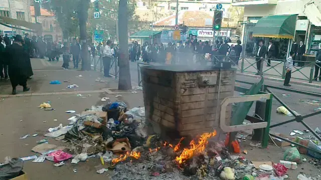מאות חרדים מפגינים בירושלים נגד מעצרו של חרדי שלא התגייס. אפריל 2014 מאות חרדים מפגינים בירושלים נגד מעצרו של חרדי שלא התגייס. אפריל 2014