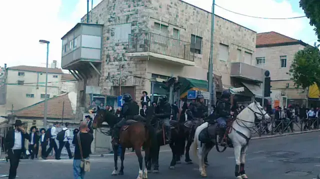 מאות חרדים מפגינים בירושלים נגד מעצרו של חרדי שלא התגייס. אפריל 2014 מאות חרדים מפגינים בירושלים נגד מעצרו של חרדי שלא התגייס. אפריל 2014