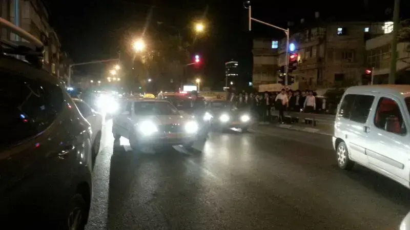 חרדים מפגינים בעקבות מעצרו של החרדי סרבן הגיוס, בני ברק. אפריל 2014 חרדים מפגינים בעקבות מעצרו של החרדי סרבן הגיוס, בני ברק. אפריל 2014