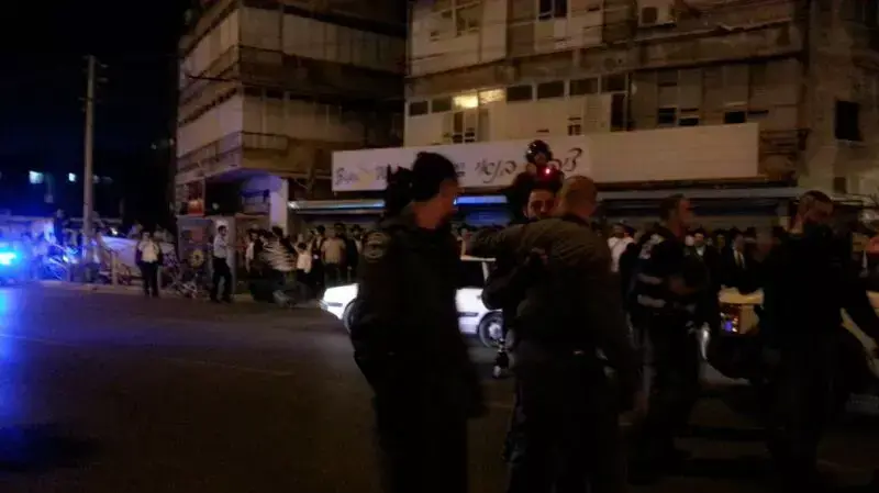 חרדים מפגינים בעקבות מעצרו של החרדי סרבן הגיוס. אפריל 2014 חרדים מפגינים בעקבות מעצרו של החרדי סרבן הגיוס. אפריל 2014