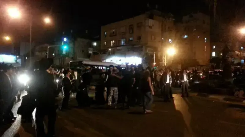 חרדים מפגינים בעקבות מעצרו של החרדי סרבן הגיוס. אפריל 2014 חרדים מפגינים בעקבות מעצרו של החרדי סרבן הגיוס. אפריל 2014