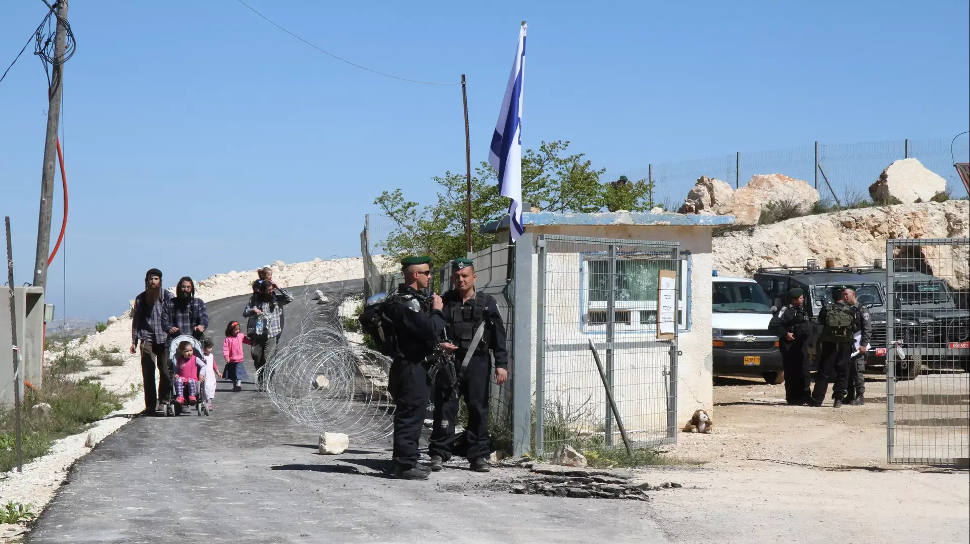 פלוגת מג"ב הוצבה בישיבת יצהר, אפריל 2014 פלוגת מג"ב הוצבה בישיבת יצהר, אפריל 2014
