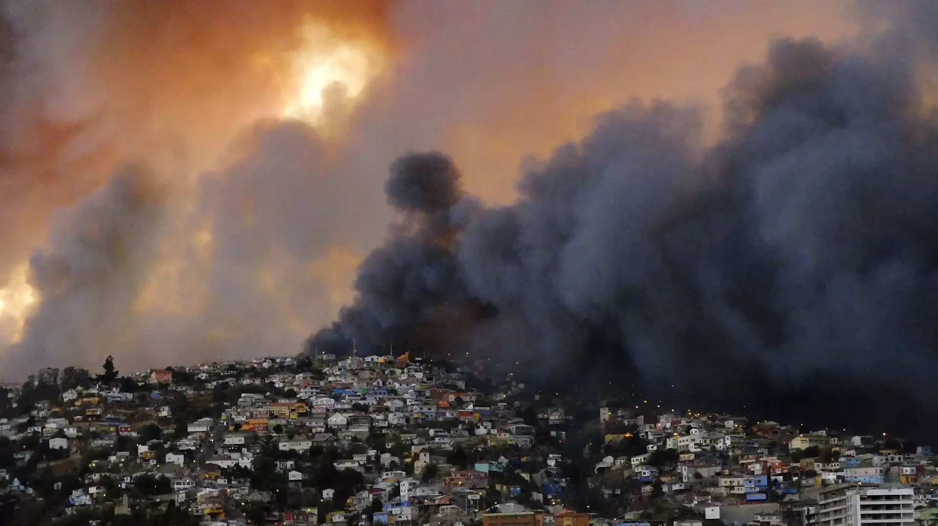 שריפה בעיר ולפראיסו בצ'ילה, 13 באפריל 2014 שריפה בעיר ולפראיסו בצ'ילה, 13 באפריל 2014