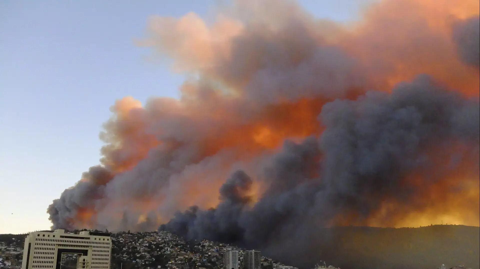 שריפה בעיר ולפראיסו בצ'ילה, 13 באפריל 2014 שריפה בעיר ולפראיסו בצ'ילה, 13 באפריל 2014