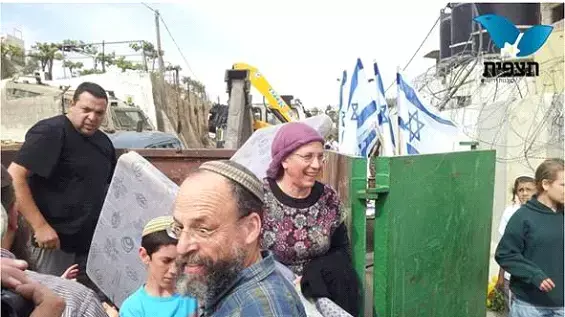 מתנחלים נכנסים לבית המריבה בחברון, אפריל 2014