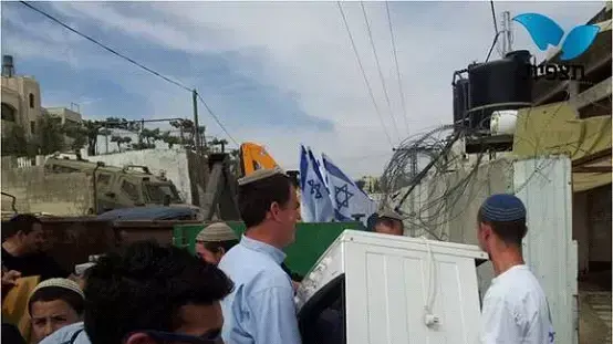 מתנחלים נכנסים לבית המריבה בחברון, אפריל 2014 מתנחלים נכנסים לבית המריבה בחברון, אפריל 2014