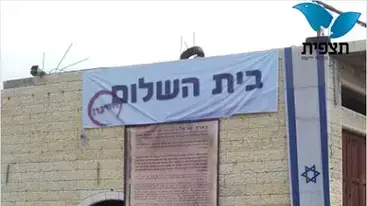 מתנחלים נכנסים לבית המריבה בחברון, אפריל 2014 מתנחלים נכנסים לבית המריבה בחברון, אפריל 2014