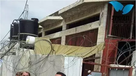 מתנחלים נכנסים לבית המריבה בחברון, אפריל 2014 מתנחלים נכנסים לבית המריבה בחברון, אפריל 2014