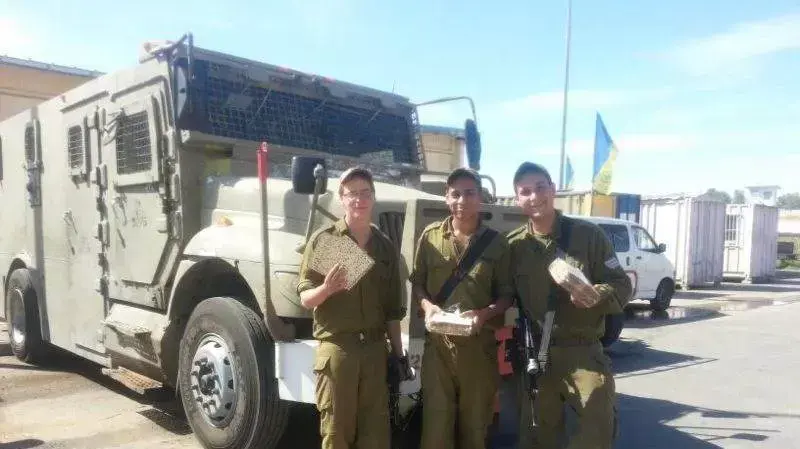 חיילי חטיבה 7 שמקיימים את ליל הסדר עם הרמטכ"ל, אפריל 2014 חיילי חטיבה 7 שמקיימים את ליל הסדר עם הרמטכ"ל, אפריל 2014