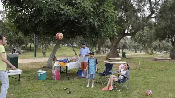 מטיילים ממנגלים בפארק הלאומי באשקלון בפסח 15 באפריל 2014