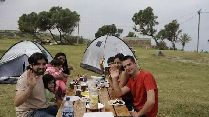 מטיילים ממנגלים בפארק הלאומי באשקלון בפסח 15 באפריל 2014 מטיילים ממנגלים בפארק הלאומי באשקלון בפסח 15 באפריל 2014