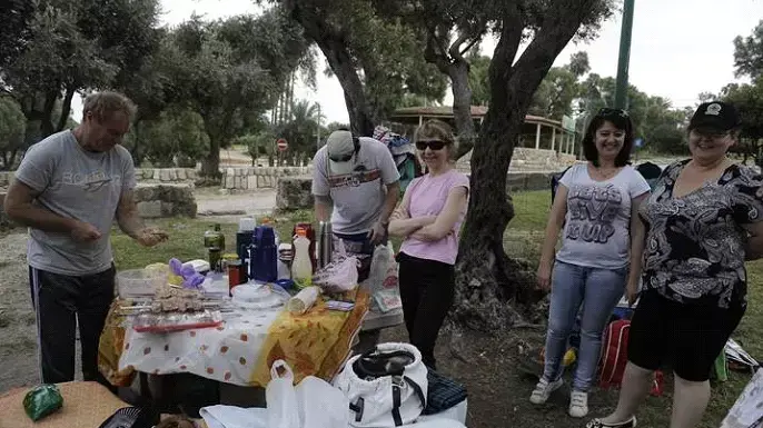 מטיילים ממנגלים בפארק הלאומי באשקלון בפסח 15 באפריל 2014 מטיילים ממנגלים בפארק הלאומי באשקלון בפסח 15 באפריל 2014