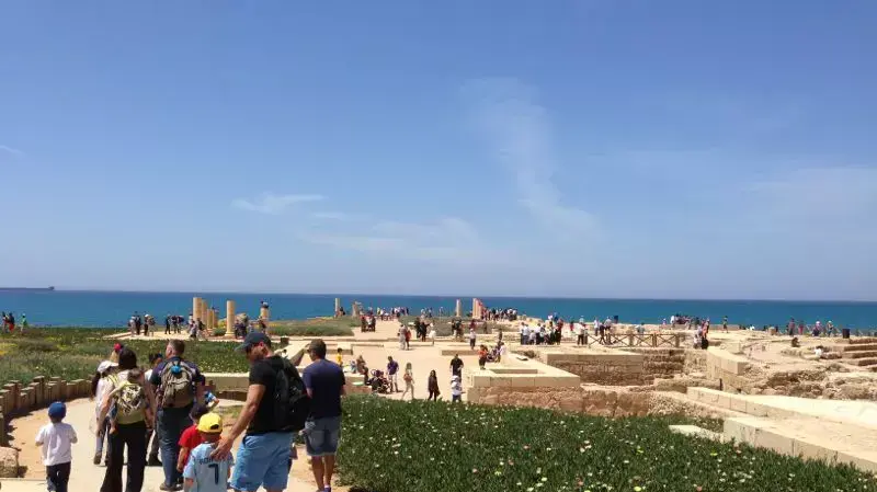 מטיילים ביום הראשון של חול המועד פסח בגן הלאומי קיסריה, אפריל 2014