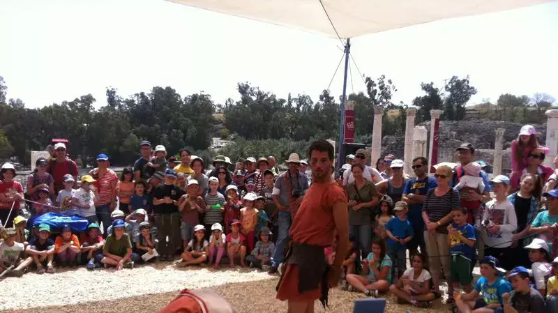 מטיילים בבית שאן. אפריל 2014 מטיילים בבית שאן. אפריל 2014