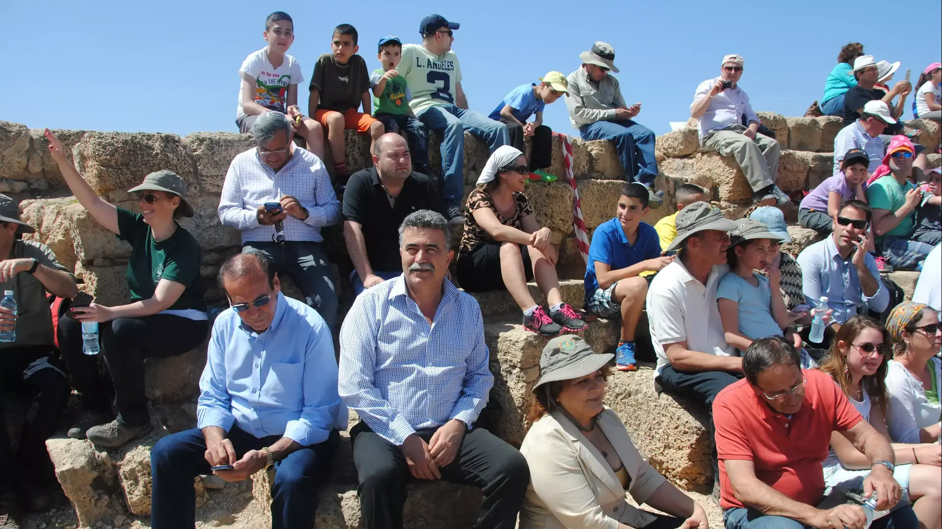 השר עמיר פרץ בסיור עם רשות הטבע והגנים בנמל קיסריה ובקעת בית שאן, פסח, אפריל 2014 השר עמיר פרץ בסיור עם רשות הטבע והגנים בנמל קיסריה ובקעת בית שאן, פסח, אפריל 2014