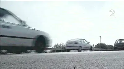 מסמרים מפוזרים בשולי הכביש מסמרים מפוזרים בשולי הכביש