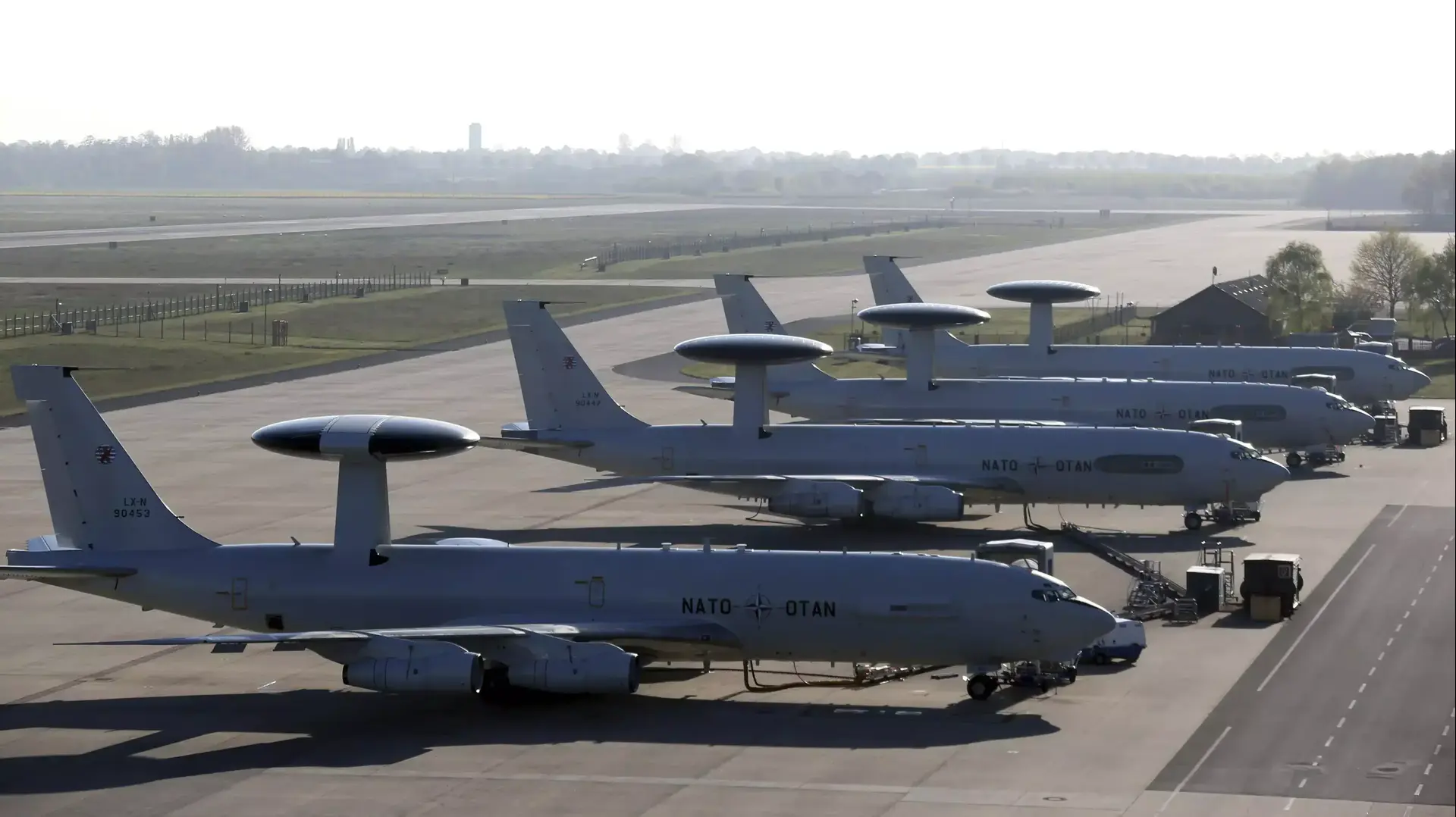 צוות בקרה של נאט"ו במטוס AWACS יוצא מגרמניה לשמי רומניה בעקבות המתיחות הצבאית באוקראינה. 16 באפריל 2014 צוות בקרה של נאט"ו במטוס AWACS יוצא מגרמניה לשמי רומניה בעקבות המתיחות הצבאית באוקראינה. 16 באפריל 2014