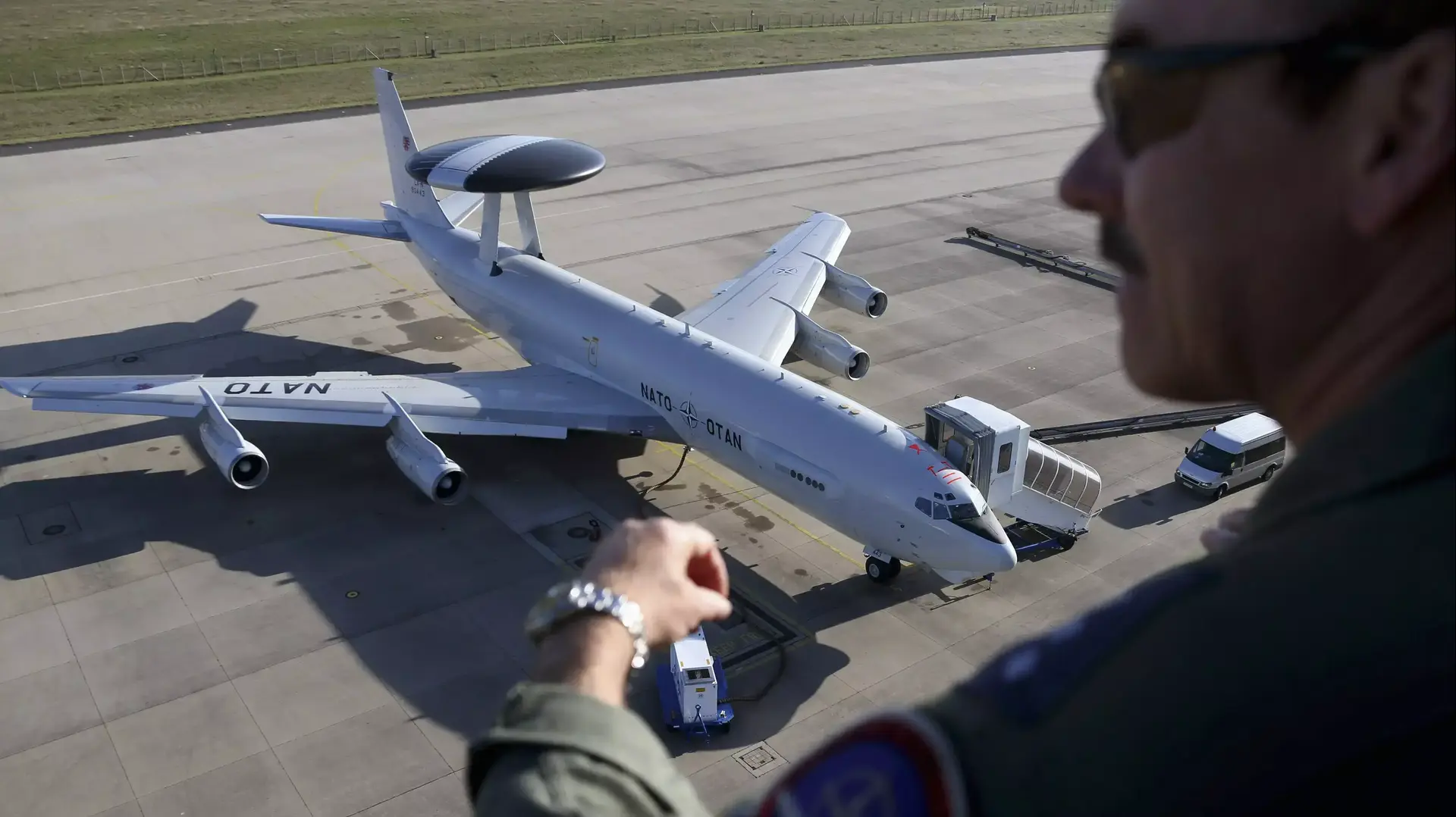 צוות בקרה של נאט"ו במטוס AWACS יוצא מגרמניה לשמי רומניה בעקבות המתיחות הצבאית באוקראינה. 16 באפריל 2014 צוות בקרה של נאט"ו במטוס AWACS יוצא מגרמניה לשמי רומניה בעקבות המתיחות הצבאית באוקראינה. 16 באפריל 2014