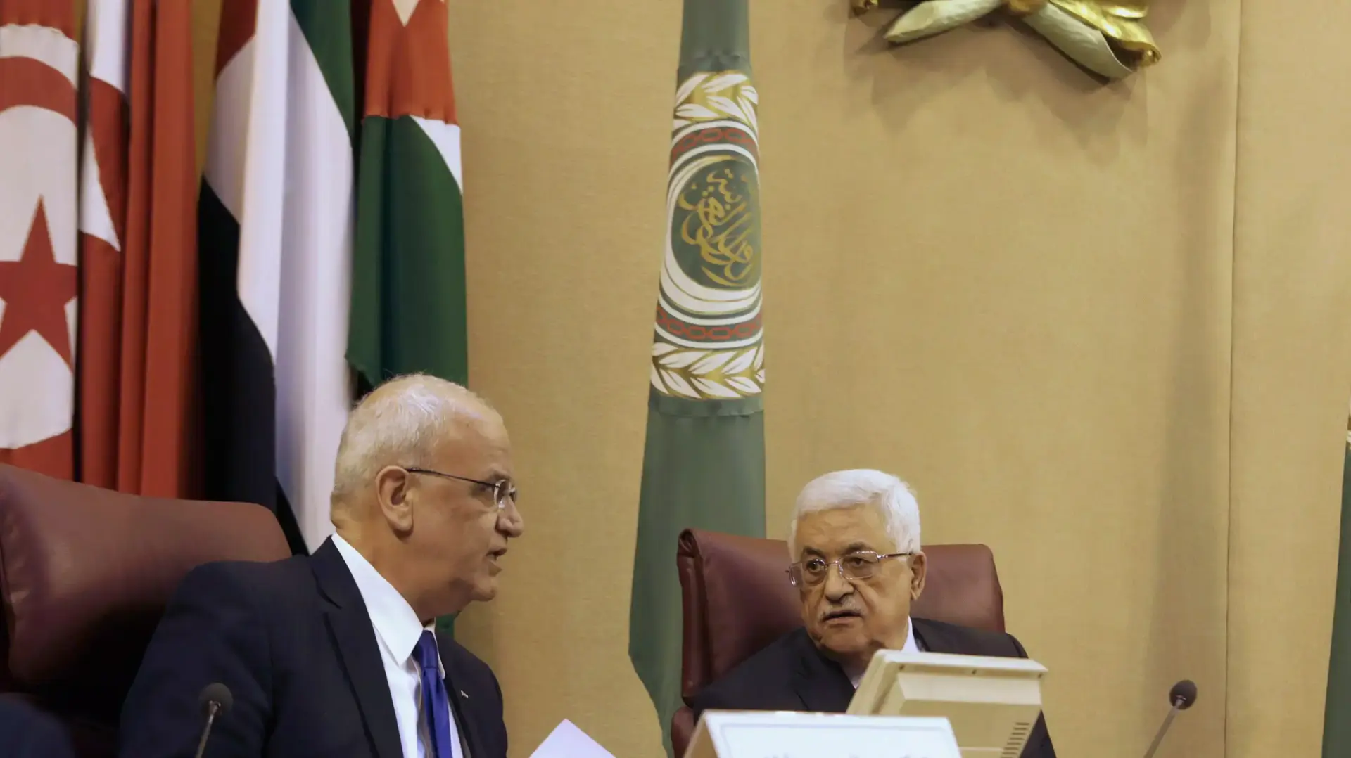 אבו מאזן וסאיב עריקאת בפגישת שרי החוץ של הליגה הערבית בקהיר, אפריל 2014 אבו מאזן וסאיב עריקאת בפגישת שרי החוץ של הליגה הערבית בקהיר, אפריל 2014