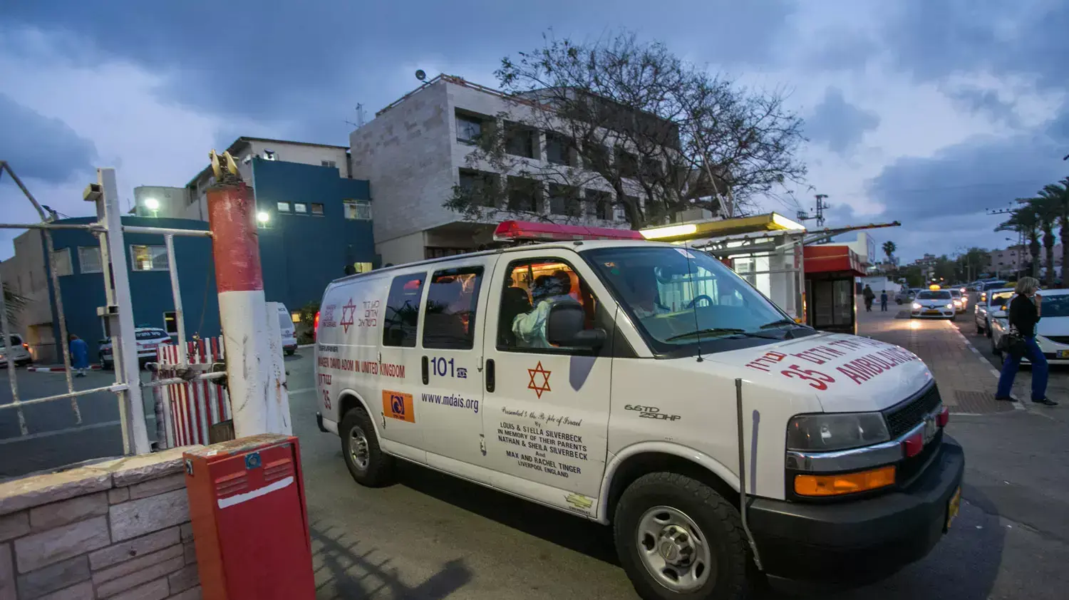 העברת גופתו של צ'רלי אבוטבול מבית החולים לניאדו לאבו כביר. אפריל 2014 העברת גופתו של צ'רלי אבוטבול מבית החולים לניאדו לאבו כביר. אפריל 2014