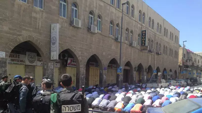 מתפללים מוסלמים מחוץ להר הבית, 18 באפריל 2014 מתפללים מוסלמים מחוץ להר הבית, 18 באפריל 2014