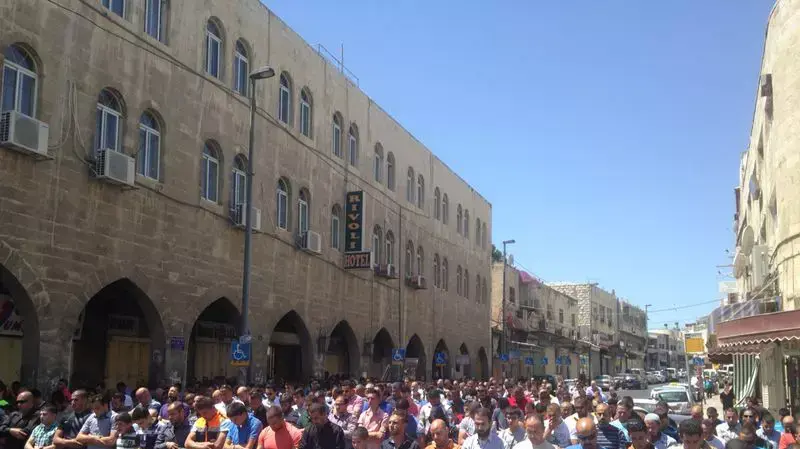 מתפללים מוסלמים מחוץ להר הבית, 18 באפריל 2014 מתפללים מוסלמים מחוץ להר הבית, 18 באפריל 2014