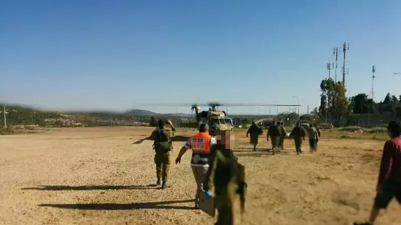 מסוק צה"ל מפנה ילד בן 10 שהוכש על ידי נחש בהתנחלות חלמיש, 18 באפריל 2014 מסוק צה"ל מפנה ילד בן 10 שהוכש על ידי נחש בהתנחלות חלמיש, 18 באפריל 2014