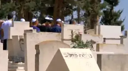 הלווייתו של צ'רלי אבוטבול בבית העלמין בנתניה, 18 באפריל 2014 הלווייתו של צ'רלי אבוטבול בבית העלמין בנתניה, 18 באפריל 2014