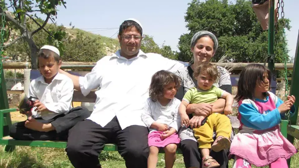 פעיל הימין איתמר בן גביר עם משפחתו פעיל הימין איתמר בן גביר עם משפחתו