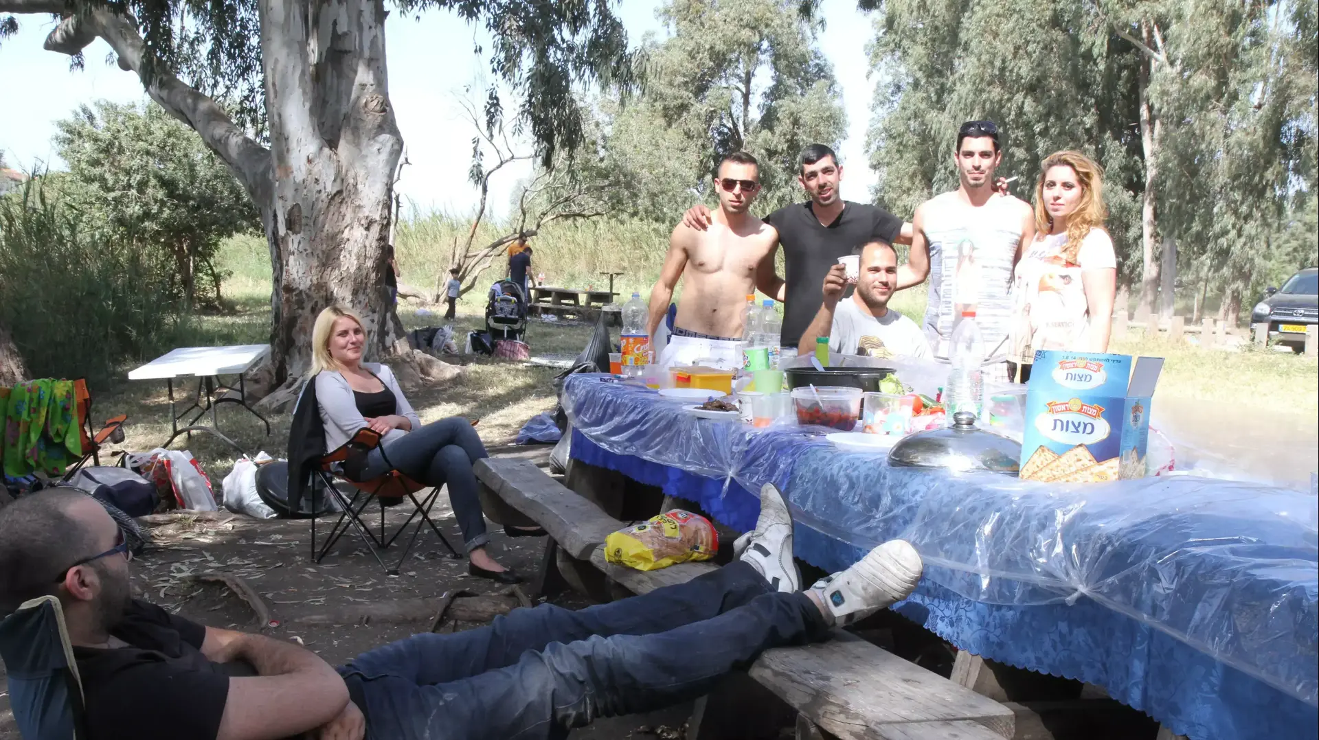 מטיילים בנחל אלכסנדר בחג הפסח. 19 באפריל 2014 מטיילים בנחל אלכסנדר בחג הפסח. 19 באפריל 2014