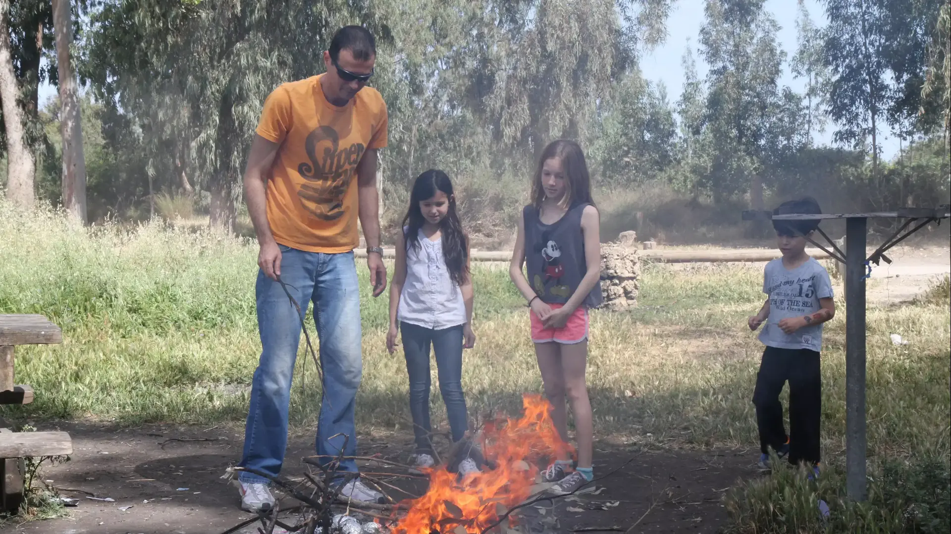 מטיילים בנחל אלכסנדר בחג הפסח. 19 באפריל 2014 מטיילים בנחל אלכסנדר בחג הפסח. 19 באפריל 2014