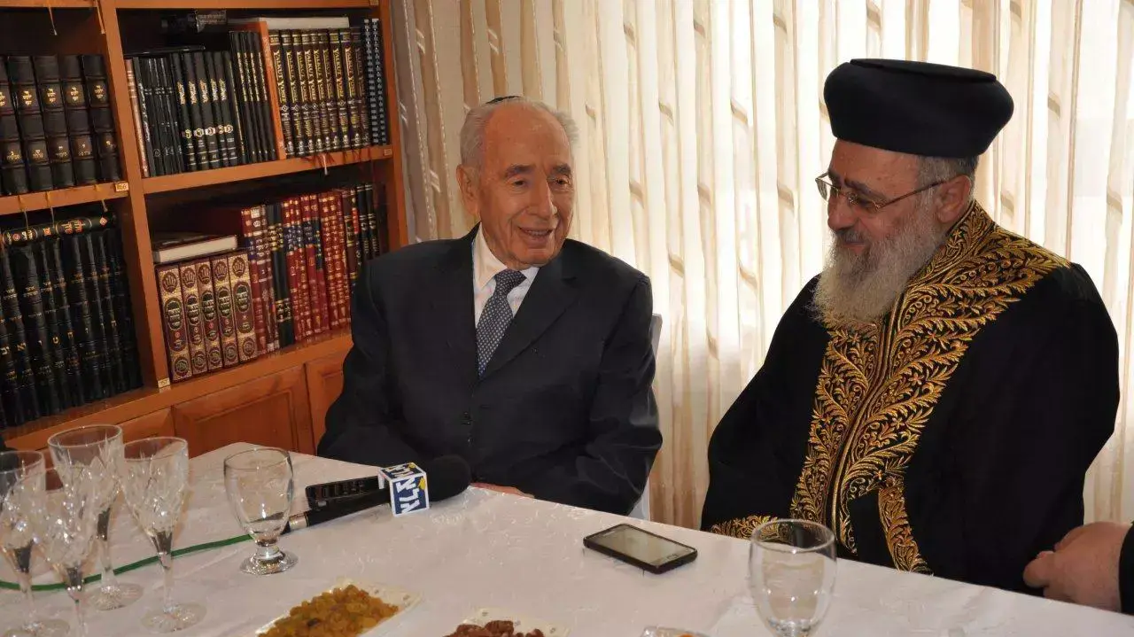 נשיא המדינה שמעון פרס בביקור חג הפסח המסורתי בביתו של הרב הראשי הספרדי יצחק יוסף, 20 באפריל 2014 נשיא המדינה שמעון פרס בביקור חג הפסח המסורתי בביתו של הרב הראשי הספרדי יצחק יוסף, 20 באפריל 2014