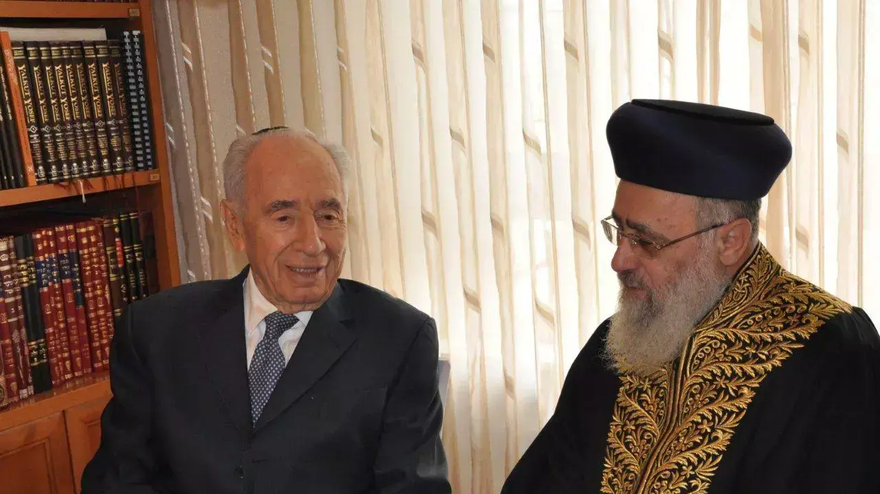 נשיא המדינה שמעון פרס בביקור חג הפסח המסורתי בביתו של הרב הראשי הספרדי יצחק יוסף, 20 באפריל 2014