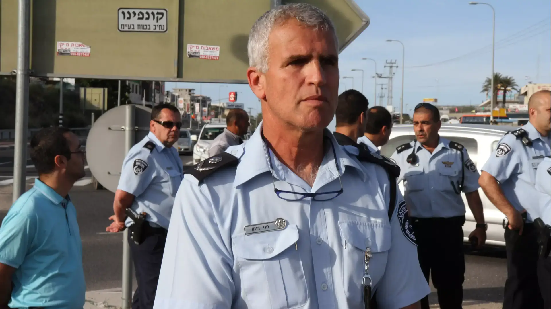 מפקד מחוז חוף, ניצב חגי דותן, בהפגנת מחאה נגד תג מחיר בצומת אום אל-פחם, אפריל 2014 מפקד מחוז חוף, ניצב חגי דותן, בהפגנת מחאה נגד תג מחיר בצומת אום אל-פחם, אפריל 2014