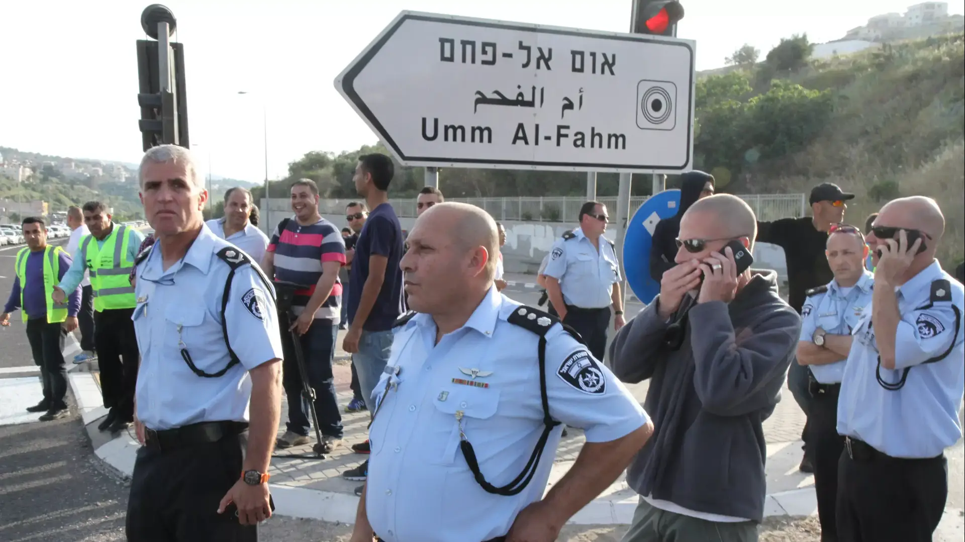 מפקד מחוז חוף, ניצב חגי דותן, בהפגנת מחאה נגד תג מחיר בצומת אום אל-פחם, אפריל 2014 מפקד מחוז חוף, ניצב חגי דותן, בהפגנת מחאה נגד תג מחיר בצומת אום אל-פחם, אפריל 2014