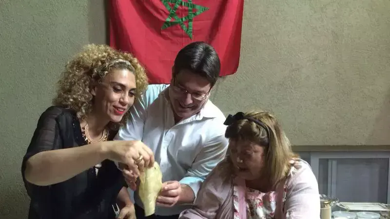 סגן השר במשרד ראש הממשלה, ח"כ אופיר אקוניס, פותח את חגיגות המימונה בבית משפחת איתח ביבנה. סגן השר במשרד ראש הממשלה, ח"כ אופיר אקוניס, פותח את חגיגות המימונה בבית משפחת איתח ביבנה.