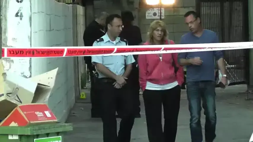 אמו של יפתח גריידי בזירת הרצח ברעננה, אפריל 2014 אמו של יפתח גריידי בזירת הרצח ברעננה, אפריל 2014