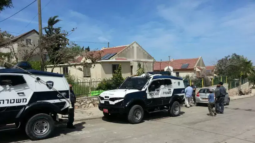 שוטרי יס"מ פושטים על ביתו של ראש ישיבת עוד יוסף חי הרב יוסף אליצור ביצהר שוטרי יס"מ פושטים על ביתו של ראש ישיבת עוד יוסף חי הרב יוסף אליצור ביצהר