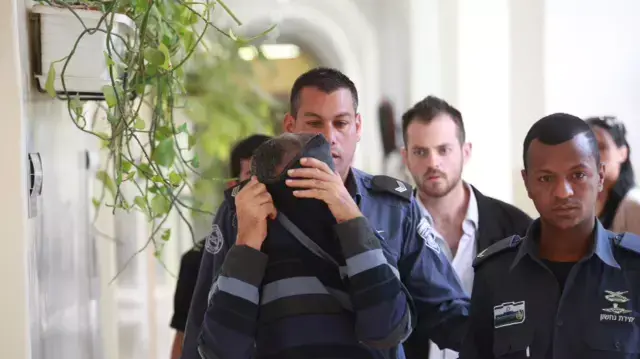 הארכת מעצר לאילן שמואל, נהג של משרד רה"מ החשוד בעבירות מין, ביהמ"ש השלום י-ם. אפריל 2014 הארכת מעצר לאילן שמואל, נהג של משרד רה"מ החשוד בעבירות מין, ביהמ"ש השלום י-ם. אפריל 2014