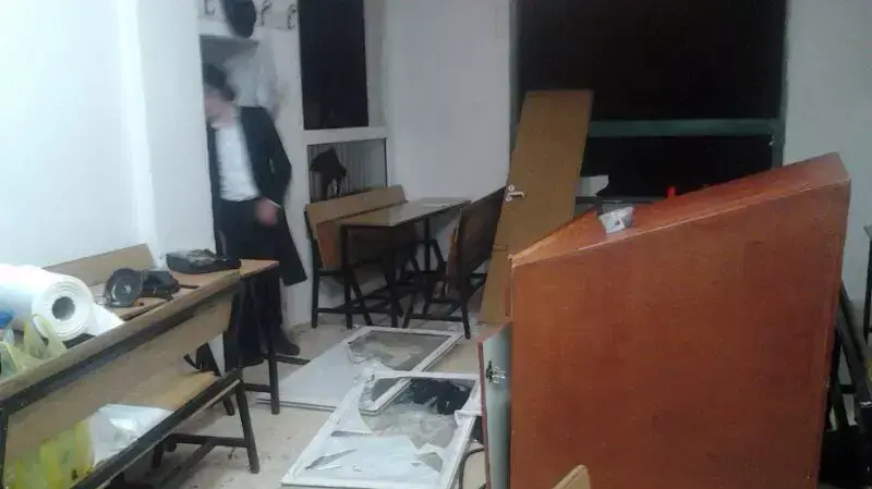פעילים של משמרת הצניעות בבית שמש השחיתו בית כנסת, אפריל 2014 פעילים של משמרת הצניעות בבית שמש השחיתו בית כנסת, אפריל 2014
