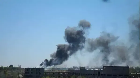 מסוק של צבא אוקראינה שנורה והתלקח בשדה תעופה בקרמטורסק. 25 באפריל 2014 מסוק של צבא אוקראינה שנורה והתלקח בשדה תעופה בקרמטורסק. 25 באפריל 2014