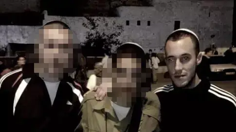 אור ריבק, יחד עם חברו החשוד שרצח אותו (משמאל) בקיבוץ כפר חרוב